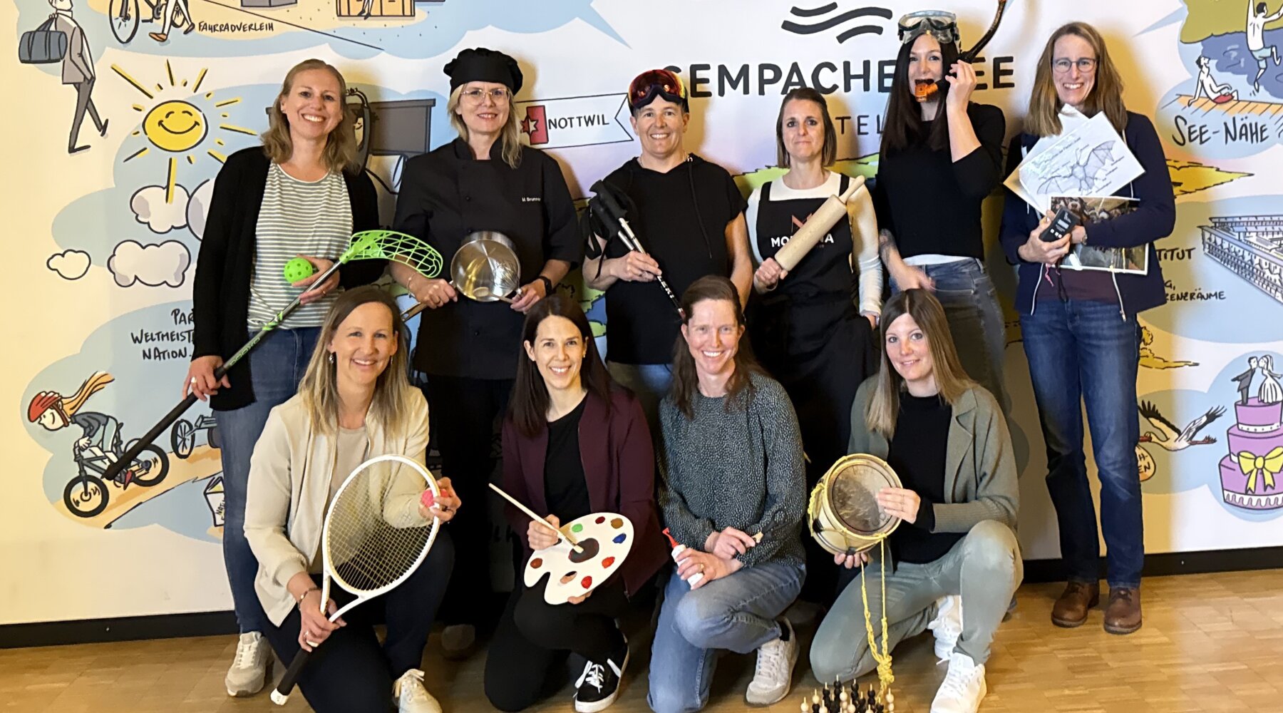 Hinten von links nach rechts: Petra Röösli, Nicole Brunner, Monia Schaller, Sabrina Lussi, Fabienne Zenhäusern, Eva Bächli  und vorne von links nach rechts: Sandra Jeker, Nadja Tuor, Bettina Bussmann, Jsabelle Mendes